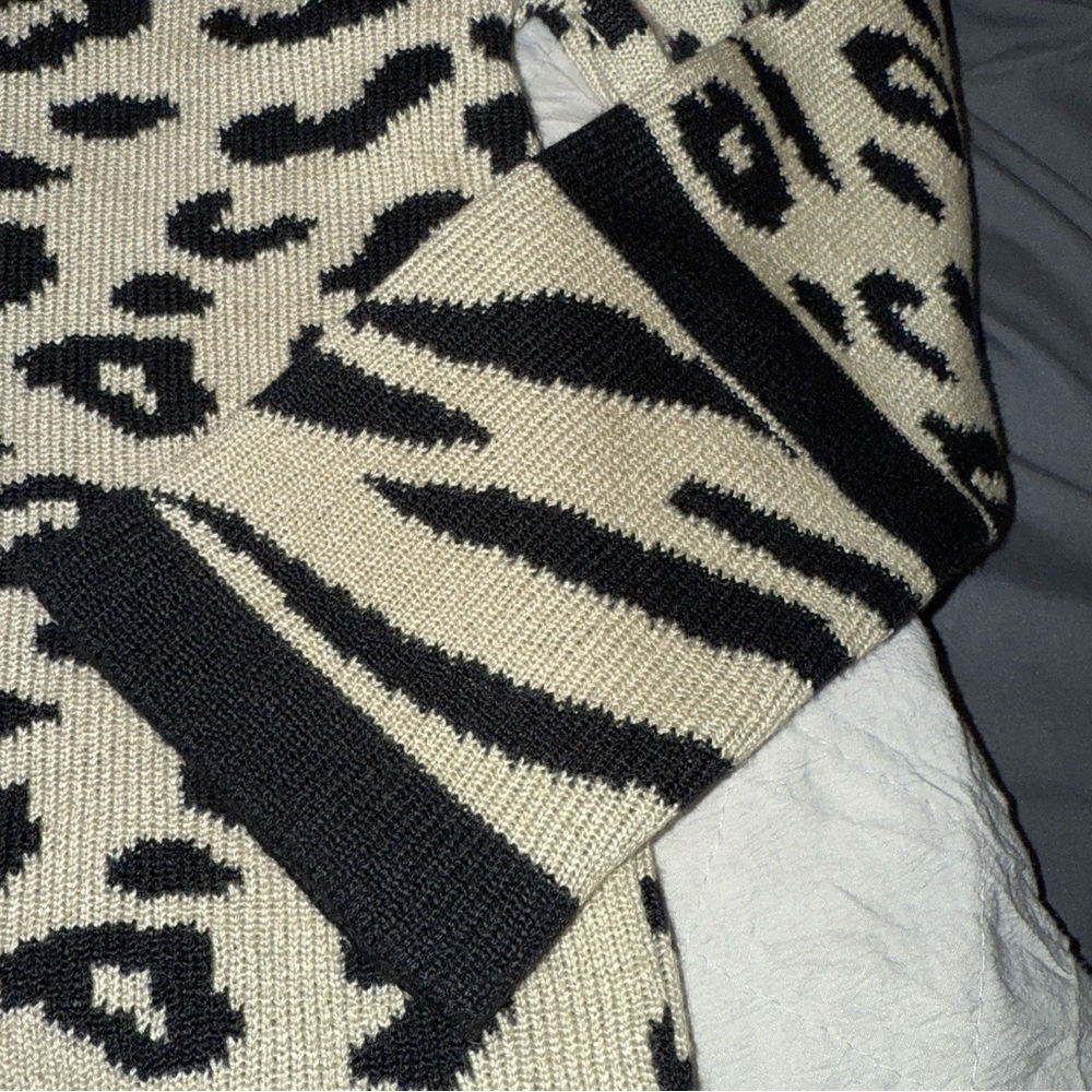 Stylish Animal Print Cardigan with Black Accents - Picture 4 of 5